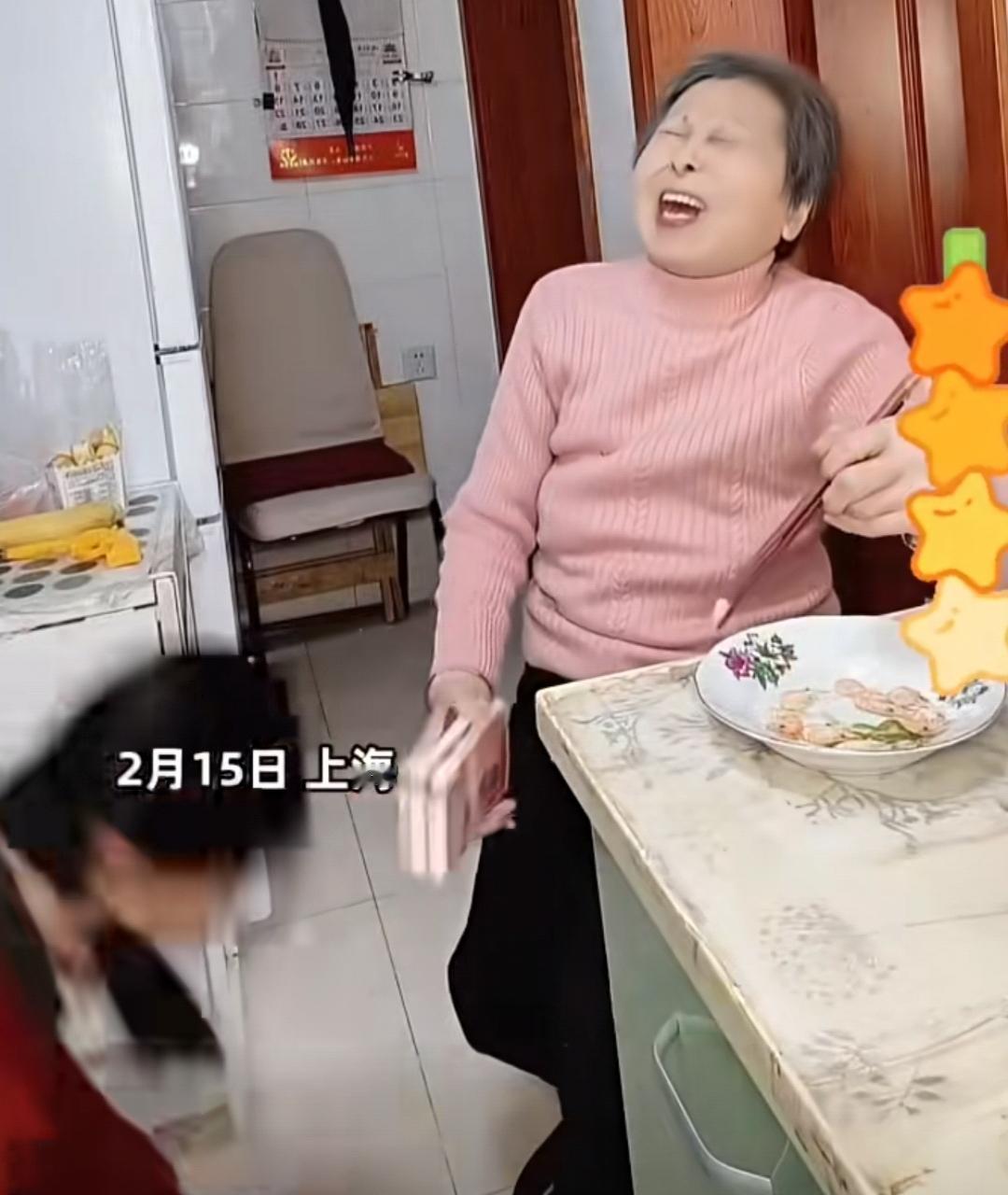 上海一保姆给雇主磕头获得两万元被网友质疑是“亲妈”，当事人称母亲已经去世，确实是