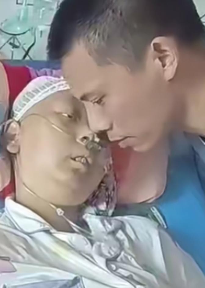“泪目了！”女儿病危，把爸爸叫到病床前给爸爸提出个要求说：爸爸，我可能快不行了，
