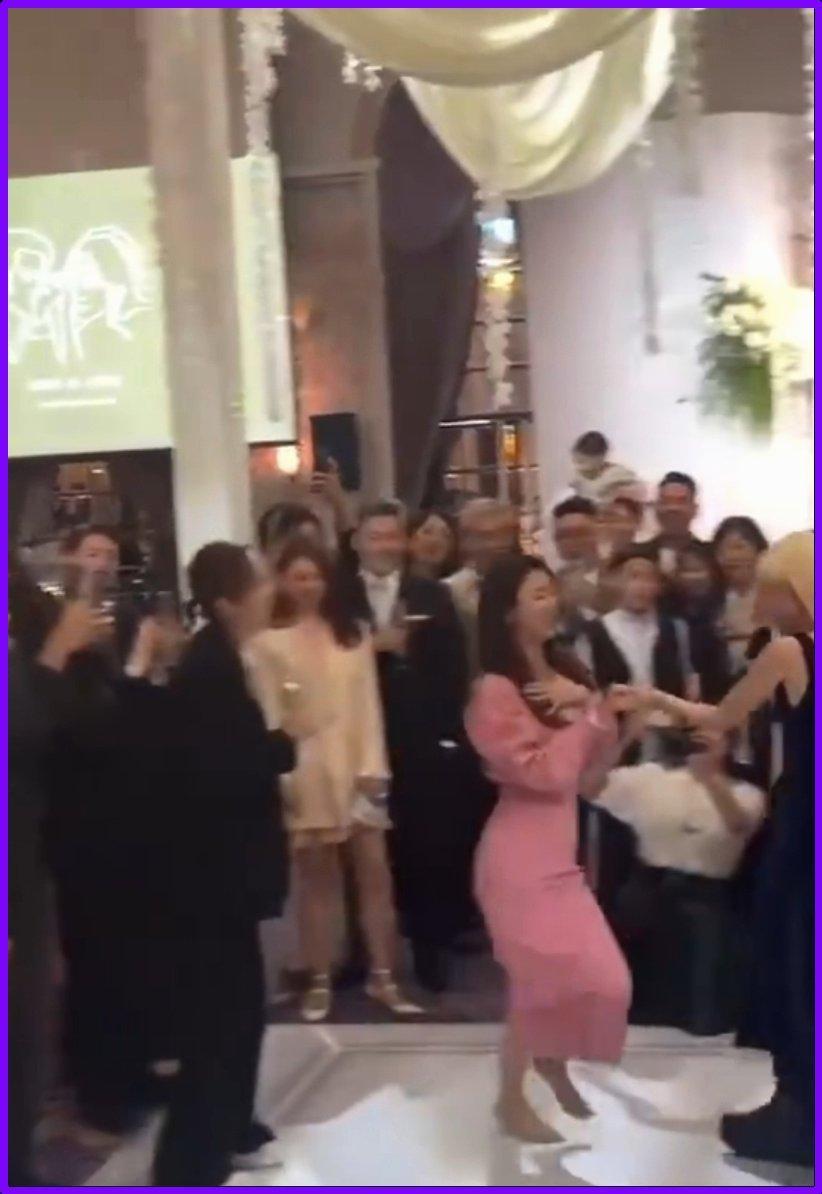 年近50的林心如，在别人婚礼上光脚跳舞，老公霍建华却一脸淡定，网友：这夫妻画风太