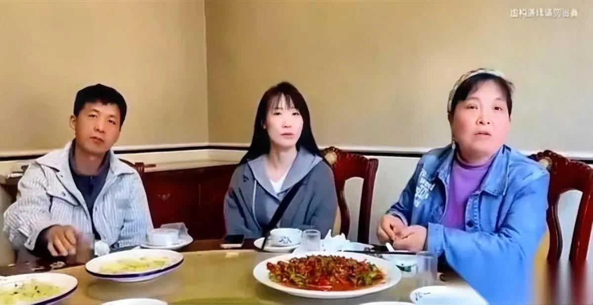 昨天吃席,我筷子都停了。邻桌姑娘跟男方谈彩礼,一口咬58万,说“少一分都不行