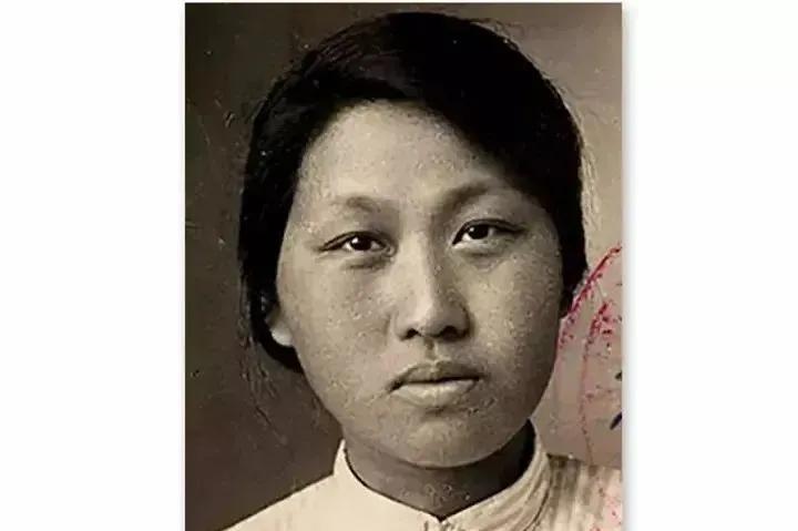 1908年，13岁潘玉良被舅舅卖到妓院，妓院老板嫌她狮鼻、口阔、厚嘴唇，实在是长