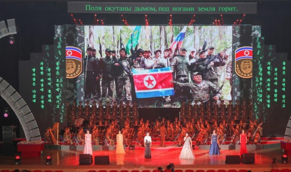 金正恩接收了来自俄罗斯运输机送回的士兵遗体。朝鲜出兵库尔斯克并与俄罗斯并肩作战，