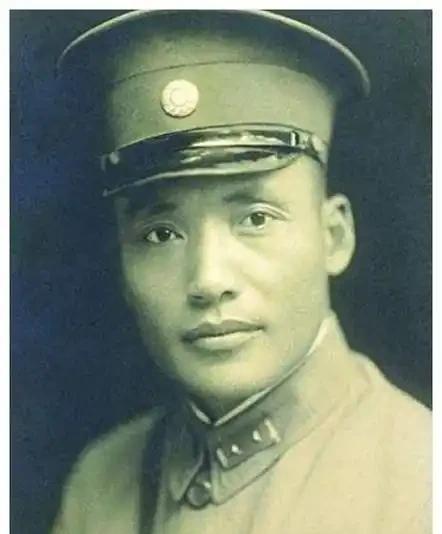 1936年，一名国民党中将不仅跟随红军走完了长征，还积极给红军授课普及作战策略，