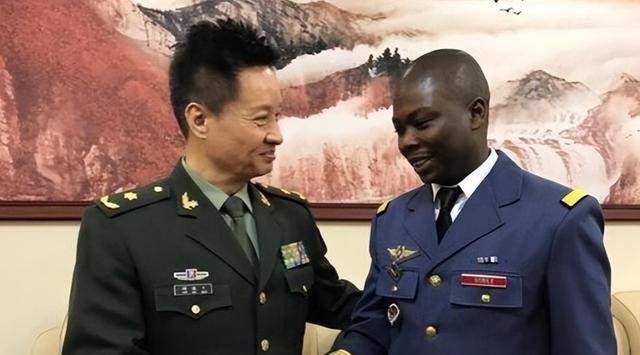 卢旺达其实很懂什么叫“见人下菜”，为了区别我们跟西方，他们曾搞了个“双轨制”