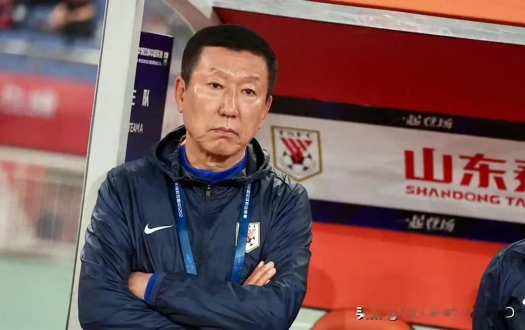 崔康熙不会主动辞职，反而希望被解约。种种迹象表明，崔康熙现在就是和泰山队在较劲，