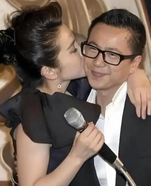 2008年，奔驰邀请李冰冰做代言，她看中了一辆价值200w的奔驰，她对老板撒娇：