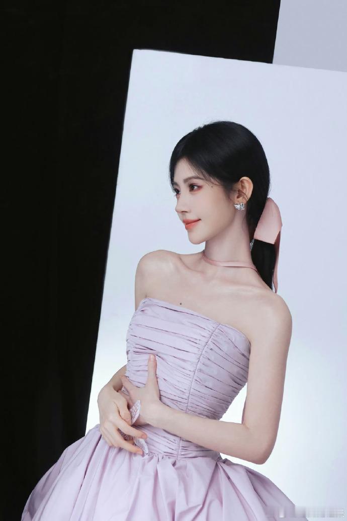 鞠婧祎抹胸紫裙鞠婧祎绸缎粉裙当鞠婧祎穿上抹胸紫裙，神秘而迷人；换上绸缎粉裙，