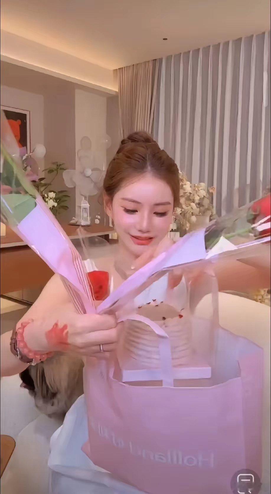 网友说林林玥玥该改口叫马筱梅妈妈了。昨晚林林亲自来直播间给马筱梅送生日礼物，叫她