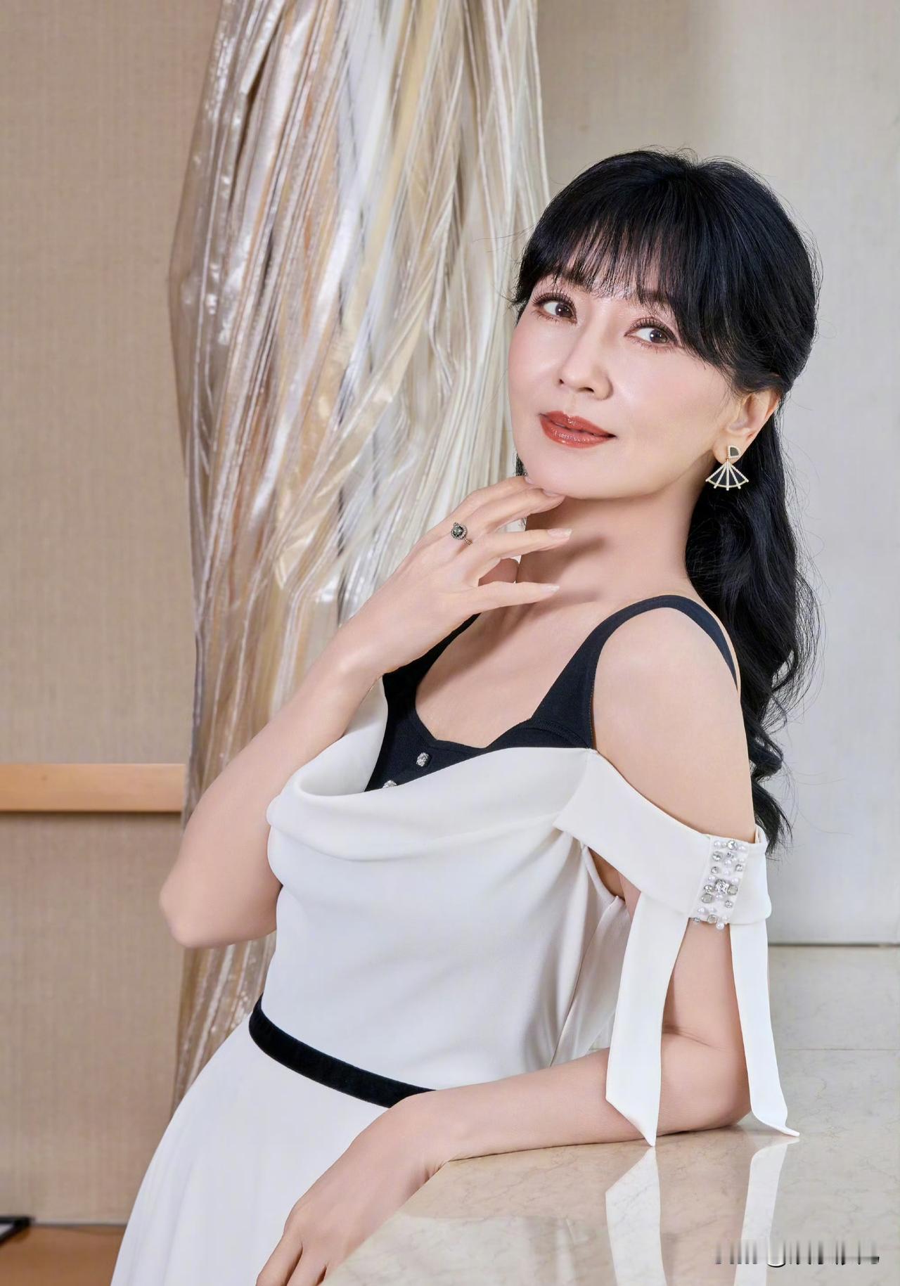 一袭露肩裙温婉大气，岁月从不败美人！赵雅芝身穿黑白拼接吊带裙亮相，露肩设计