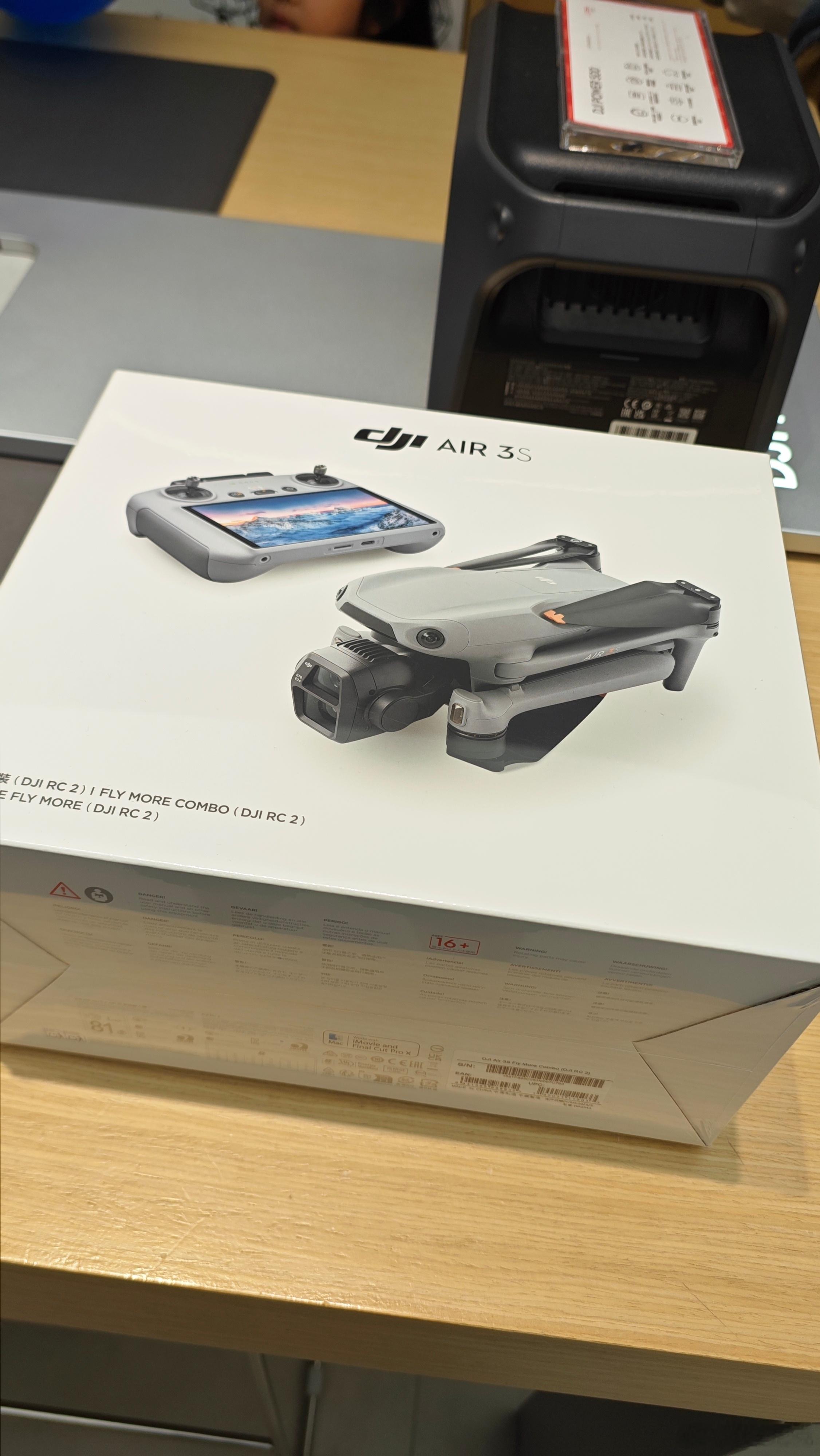 为了拍摄一些大景别的画面，我决定还是买一台无人机吧。11000搞定全套Air3