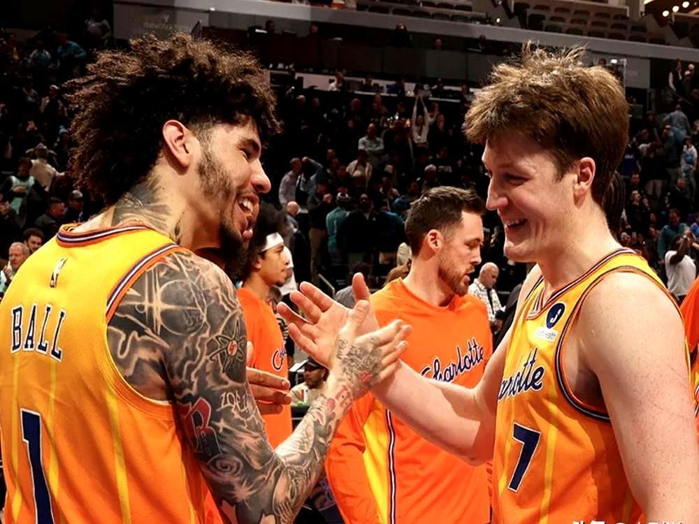 克尼普尔成了NBA史上第一个拿到赛季三分王的新秀。前71场他三分命中率4