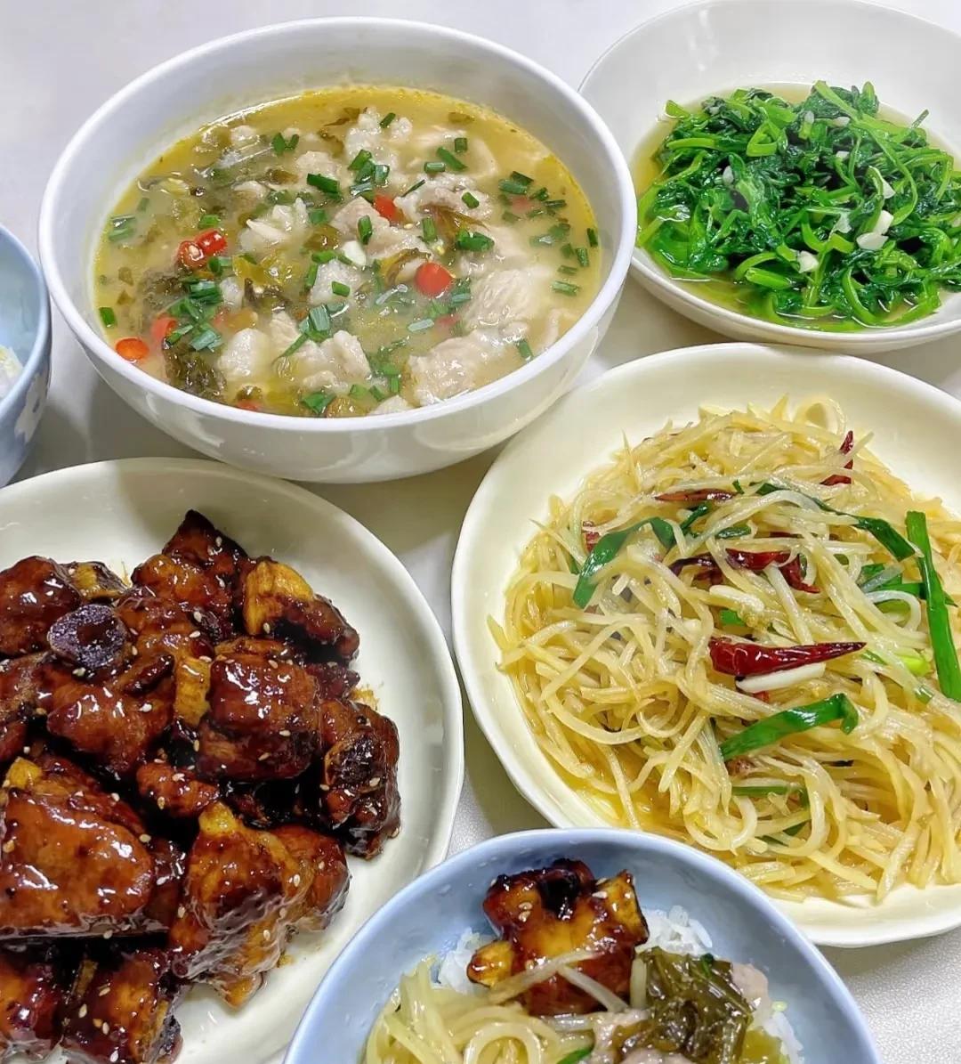 总有人笑话我：“做饭又累又麻烦，干嘛不顿顿外卖、天天下馆子？”我只笑笑不接话—