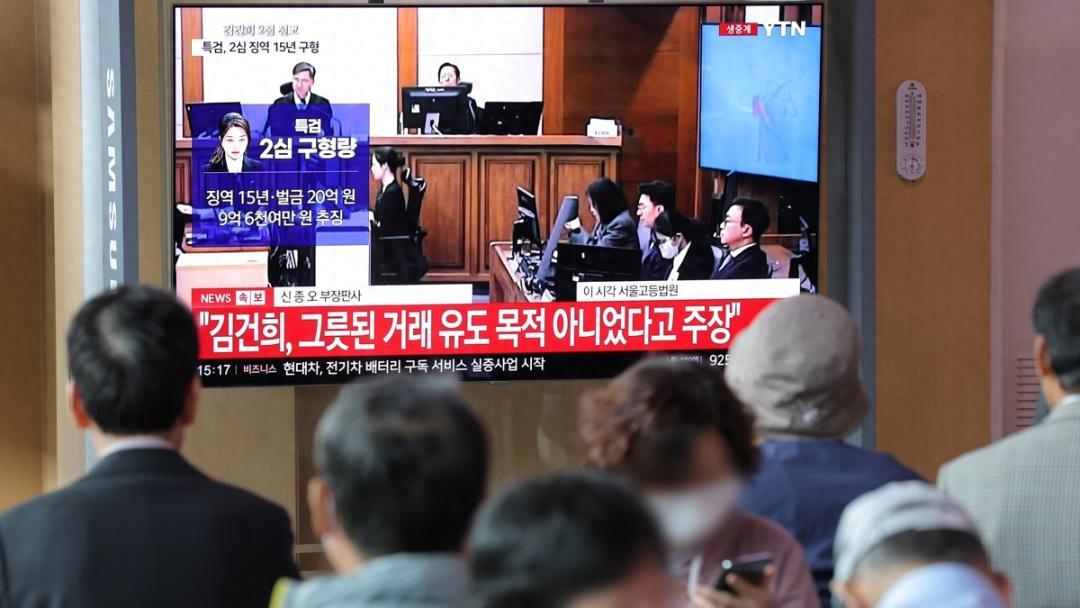 韩国电影又成真了，没有反转，没有阴谋论，法官判完第一夫人，转头死在法院花坛。