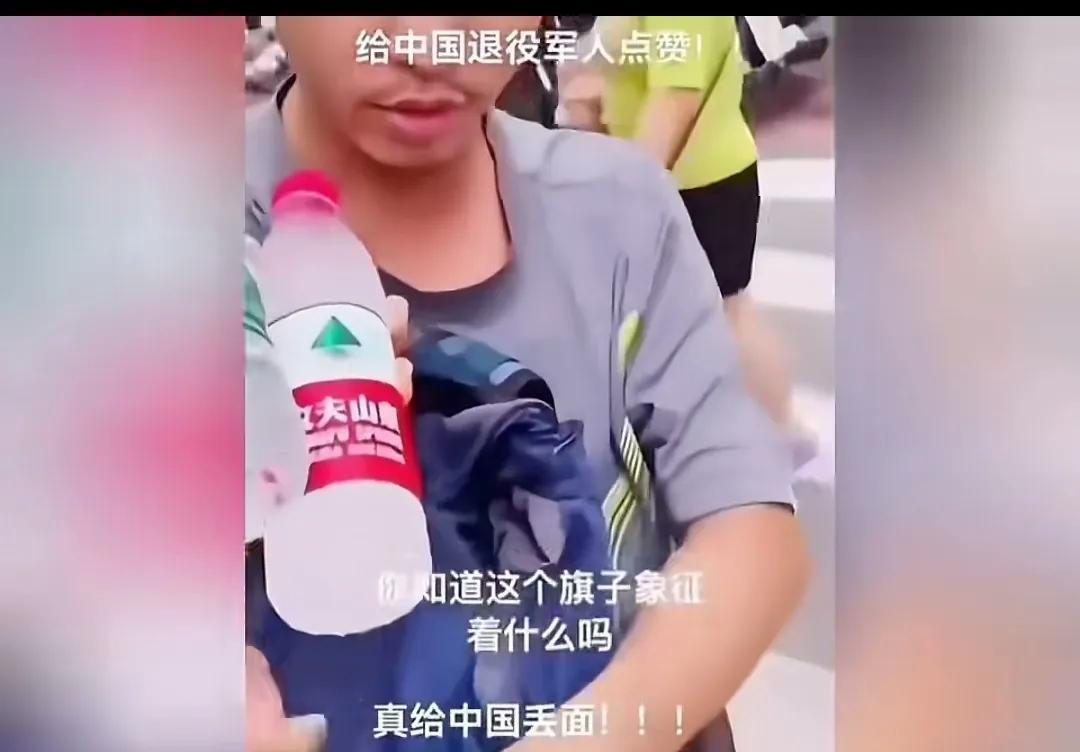 在我中国的大街上，一男子帽子上、背包上都镶嵌着旭日旗，也许天热，拿着泉水，大摇大