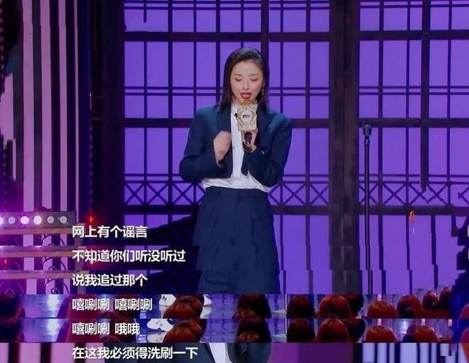 2005年，24岁的黄小蕾认识了大张伟，后来在接触中她被这个幽默的男生所吸引，并