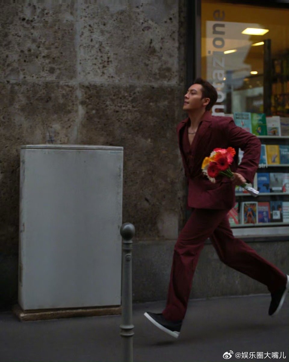 陈伟霆大冷天愿意为我这样寒冷天气也挡不住陈伟霆的荷尔蒙暴击！红西装造型在7度室