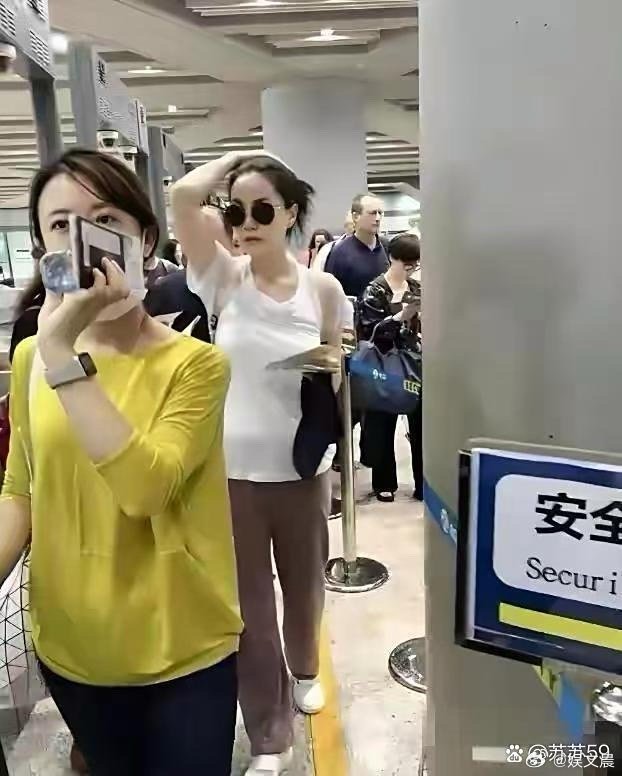 王菲机场状态绝了！被偶遇抓拍，气场全开，谢霆锋的深情果然有迹可循。​​​
