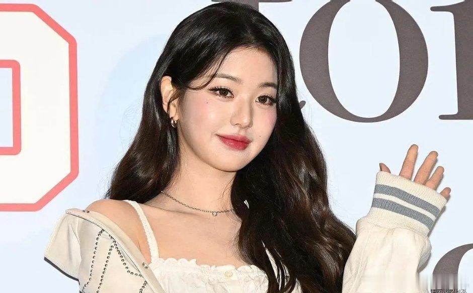 英子圆润了倒还是很美，油光满面的妆真的好看么​​​