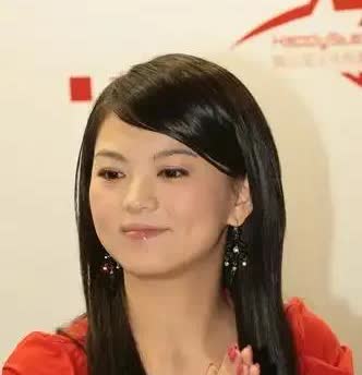 宠女狂魔李湘再次炸响全网，为17岁女儿王诗龄喜提新车。一出场就有富太太的魅力，母