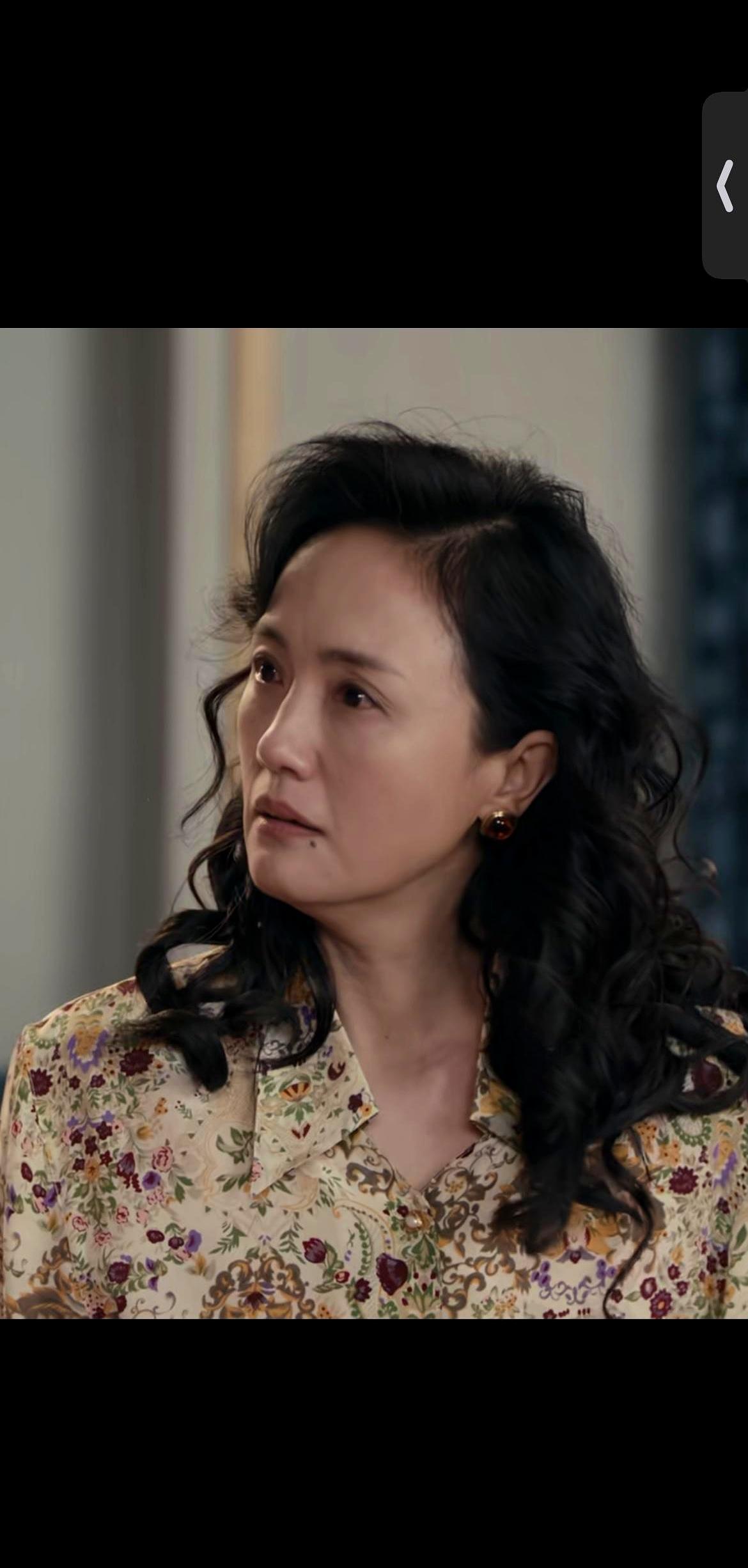 那顶假发，遮不住化疗后的憔悴。衣服里藏着止痛泵，跟黄晓明、赵丽颖拍一部叫《小城