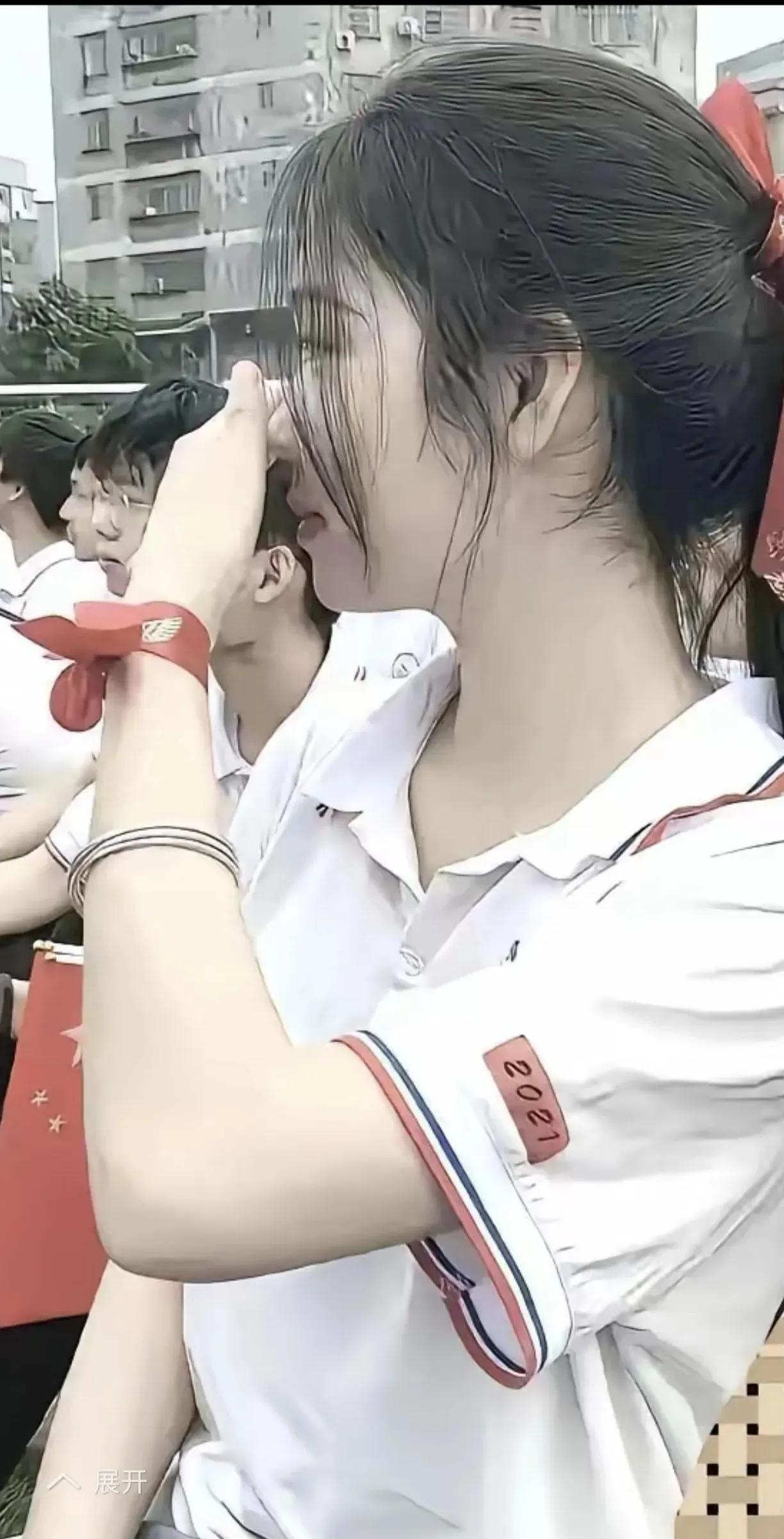 这个班花就像一朵羞答答的玫瑰！白皙水嫩的皮肤更惹人爱。