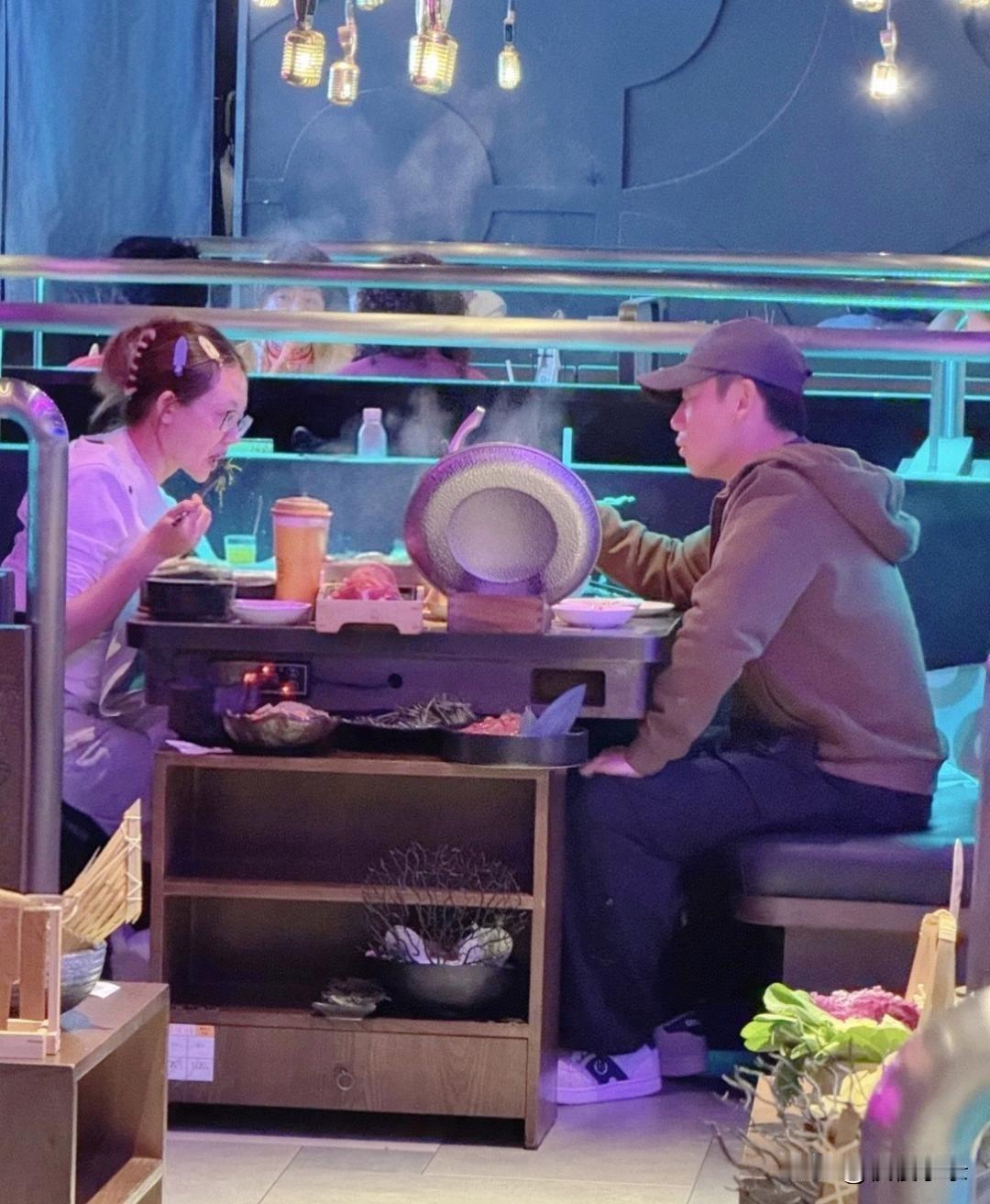 郑恺苗苗在上海吃火锅被偶遇，苗苗皮肤白皙，侧面好美，郑恺帅气！[墨镜][墨镜]