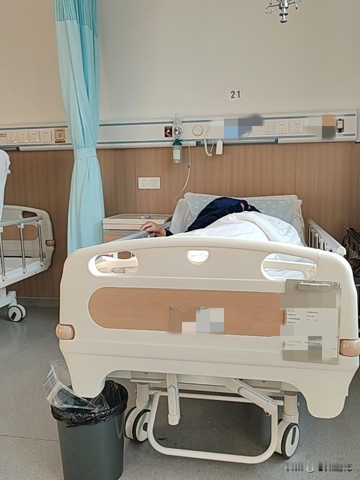 我妈虽然今天要出院，但是还没挂水，一个护士小姑娘带着两个护士一进来，咋咋呼呼说：