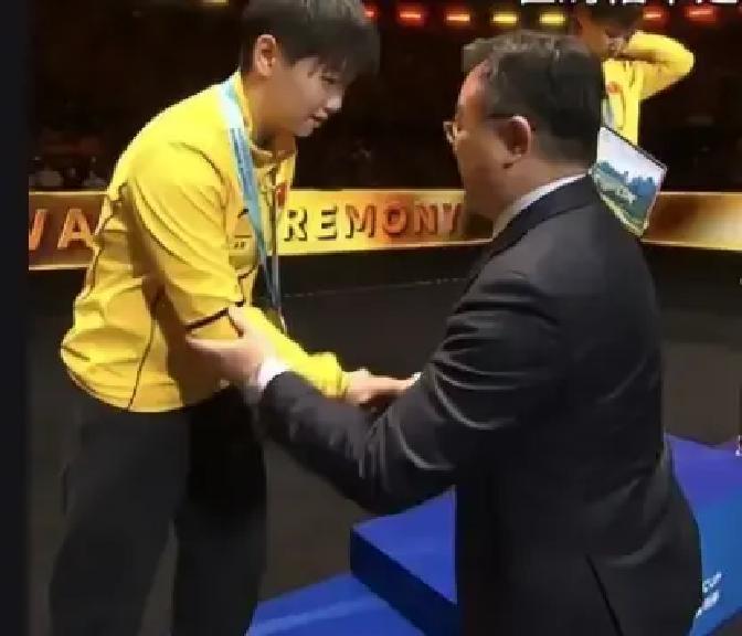 看到深圳亚洲杯那个事，我真是把刚喝进去的茶都要笑喷出来了堂堂省体育局一把手，兼