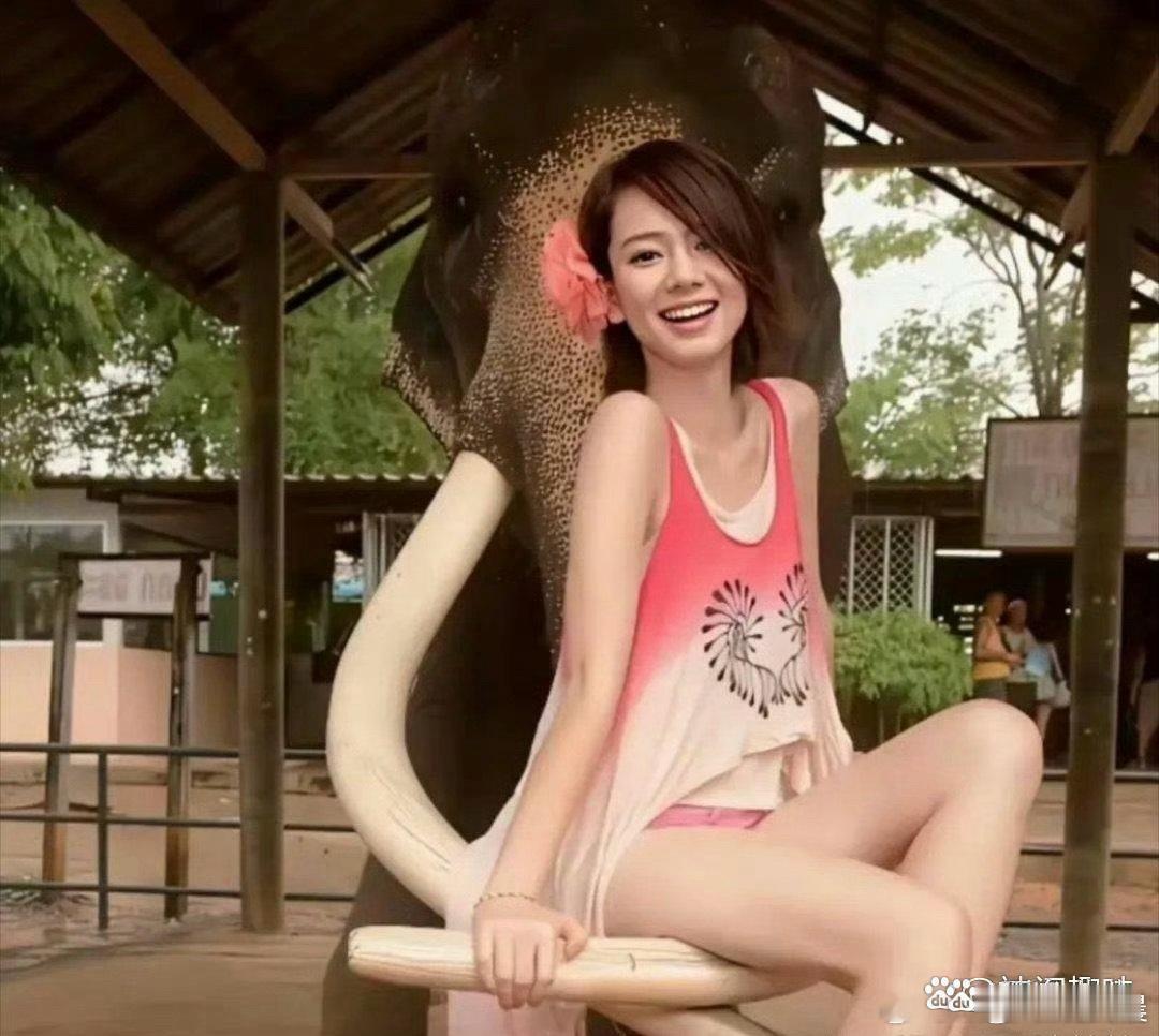 回看戚薇年少模样明艳动人，自带独特魅力，走红多年实属情理之中。