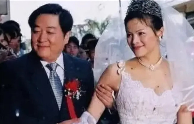 2010年，50岁的刘斌不顾众人反对，娶了小30岁的大学生王丽君，开始了他的第三
