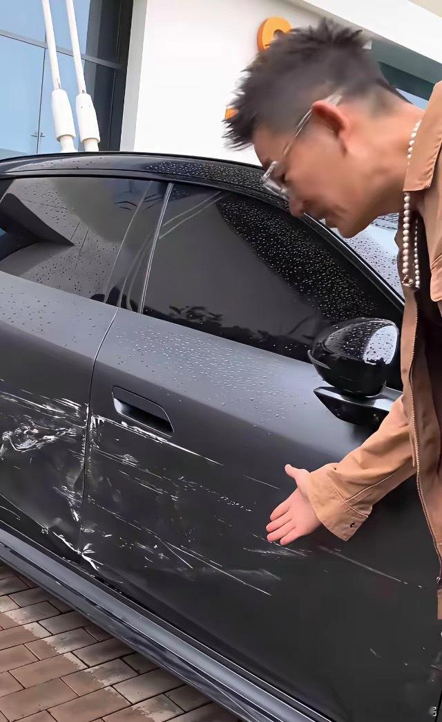 任贤齐新车刚上路被剐蹭，车门变形心疼不已​任贤齐喜提新车还没风光多久，上路便不幸