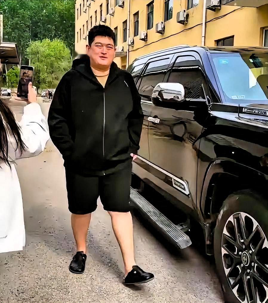 别的星二代，恨不得把跑车停在热搜上。赵本山儿子的车，开路上都没人认得出。我跟