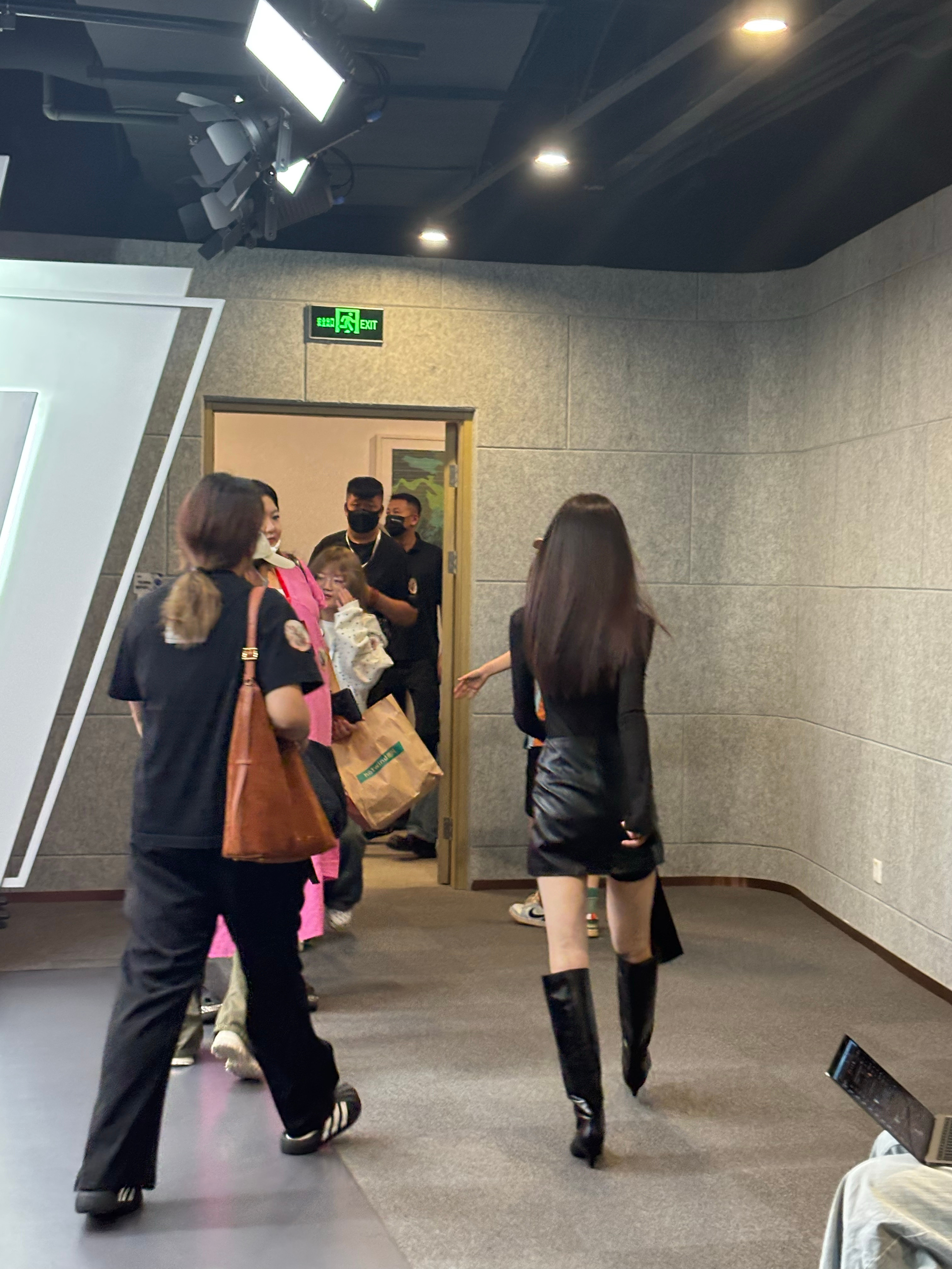 宋轶好瘦一条人宋轶扫楼状态扫楼前的宋轶，真的好瘦好美！！​​​