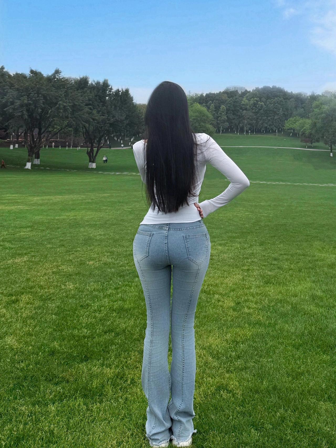 踏着草尖，向着风的方向奔去。发梢轻扫过肩膀，衣角被风撩起一个优美的弧度，隐约露出