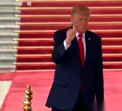 解放军军乐团最后一个音符落下。全场死寂。所有人的目光，不管是现场的还是镜头前