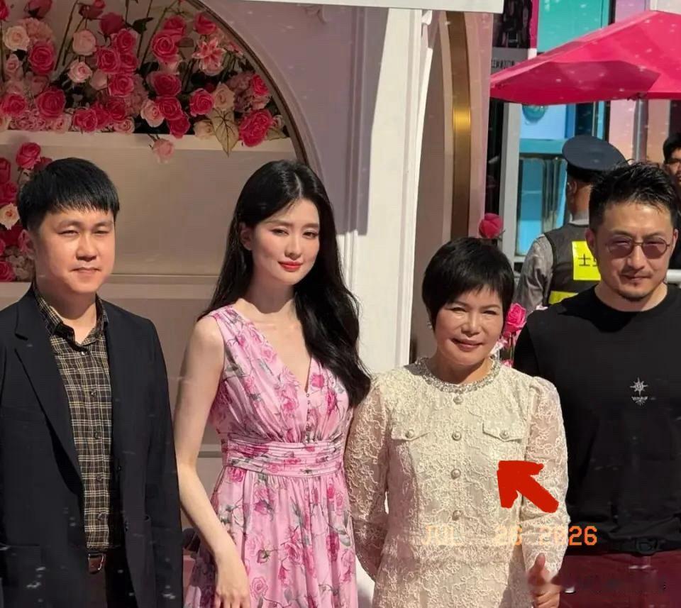 很多人看乔欣妈妈二婚嫁进上海豪门，第一反应都是：这女人得多漂亮？结果我深扒了一圈
