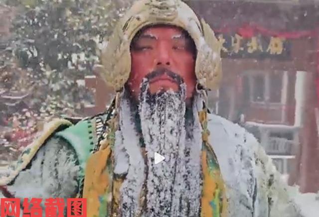 河南开封万岁山武侠城雪天演出照常。哪怕外面下雪没停止，此时有的演出项目一直在