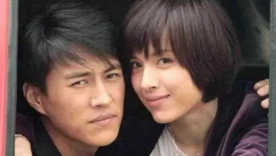 靳东是永远不会离婚的，不是因为他和老婆财产纠葛太多，而是因为他的老婆，有一个特别