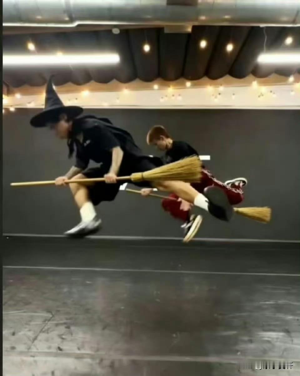 哈哈哈哈这是谁干的[笑着哭]任嘉伦有魔法啦！这个弹跳力真是逆天啦！这么整齐