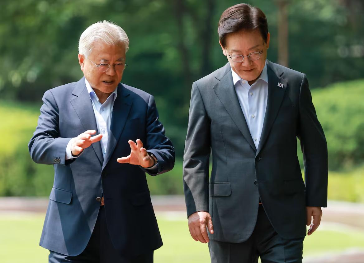 战胜“魔咒”的文在寅重回青瓦台，李在明毕恭毕敬，全程虚心讨教 众所周知，韩国