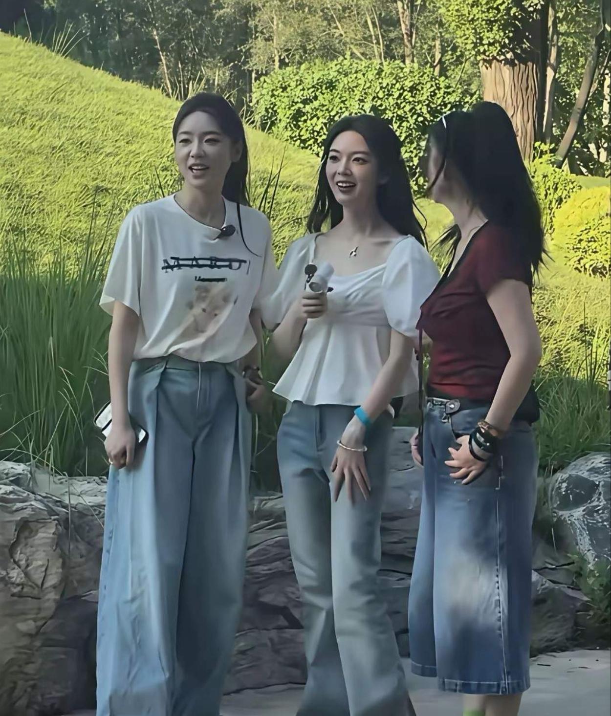 身材最差的就是中间那个
