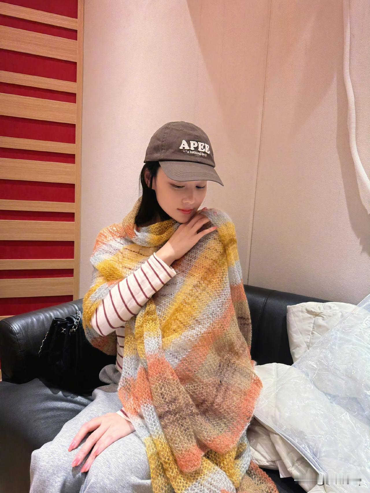 张馨予晒妈妈织得围巾，北京的寒冬也没有那么冷了。还别说，张妈妈审美在线，渐变色搭