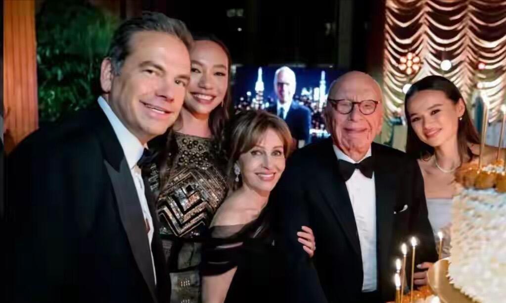 默多克真是能活啊，95岁生日，第五任妻子发风韵犹存，挽着他的胳膊笑颜如花。很