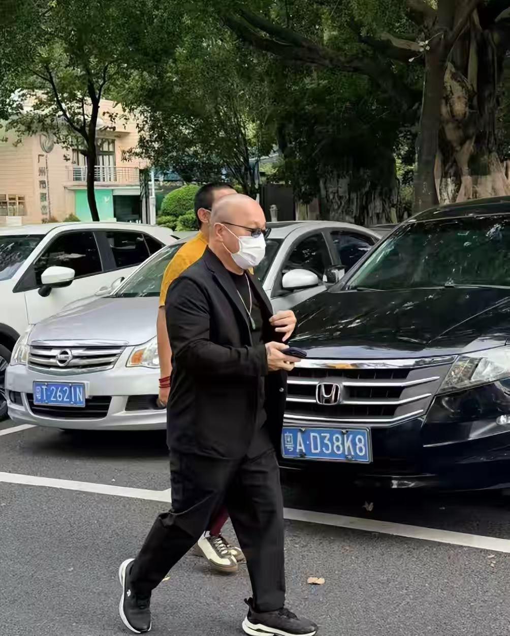 雷宇扬的丧礼现场曝光！遗孀和儿子哭成泪人，大B哥透露细节，找了8位兄弟扶灵。