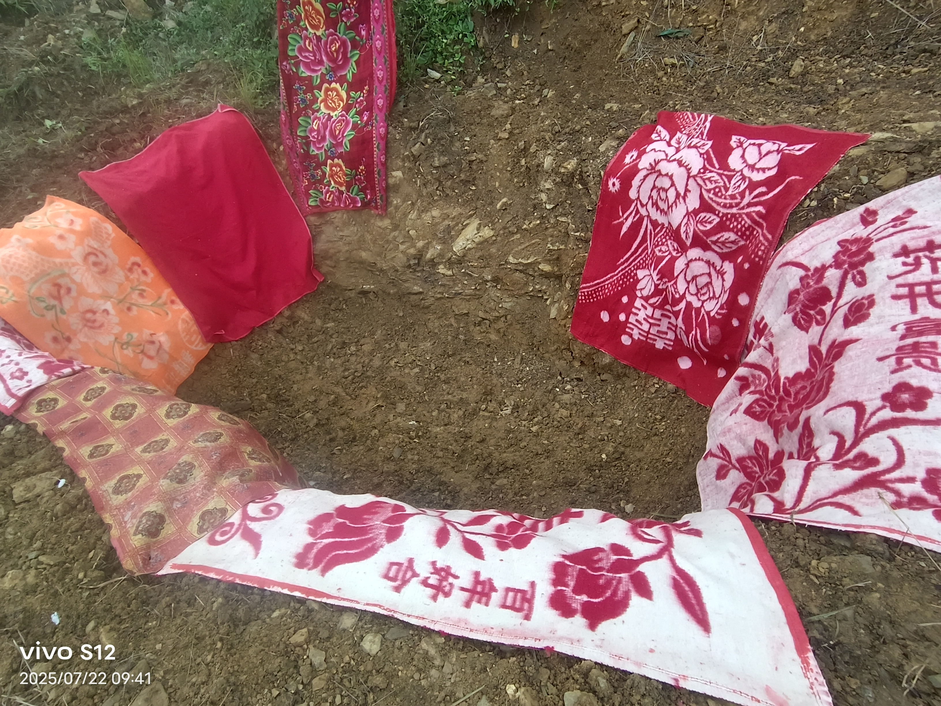 我爸拿我妈的嫁妆来坡上干活了