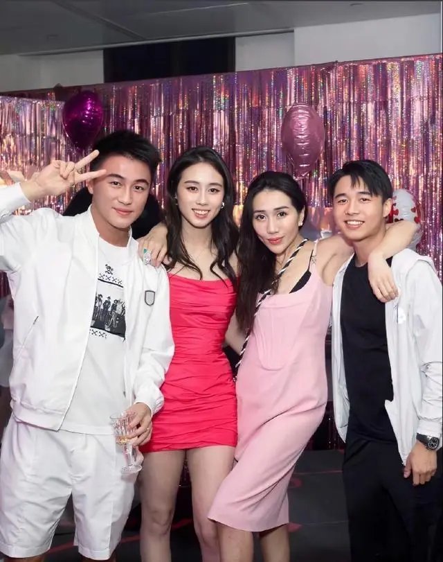 何超欣分享何猷君奚梦瑶全家福四房家庭氛围竟成羡慕标杆在社交平台上，何超欣更新了
