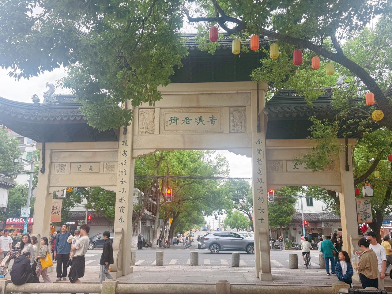 匆匆打卡奉贤青溪老街逛完李窑村，我们打算去青溪老街吃午饭。原本只需5分钟的车程