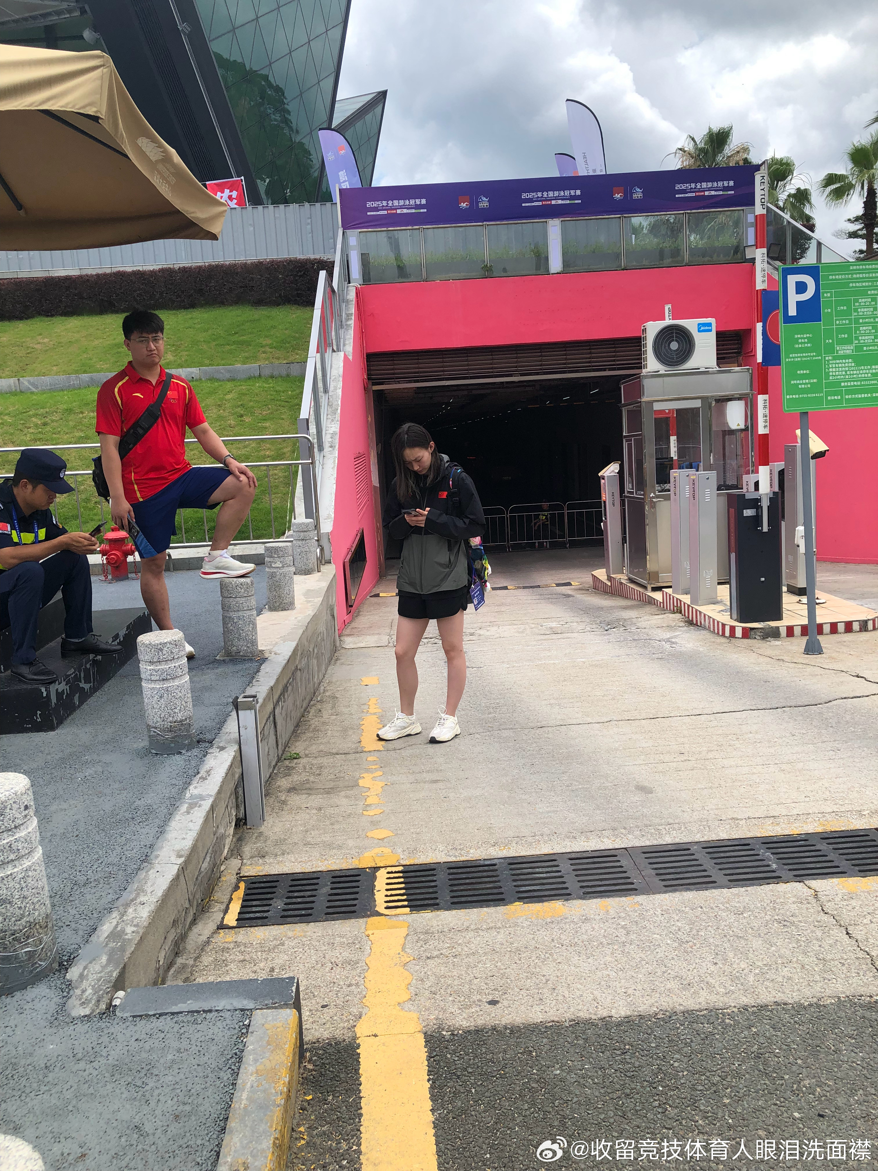 打车碰到了李冰洁….嘿嘿嘿嘿….（车一起来的姐姐差点上了我打的车[捂脸哭]给姐姐说