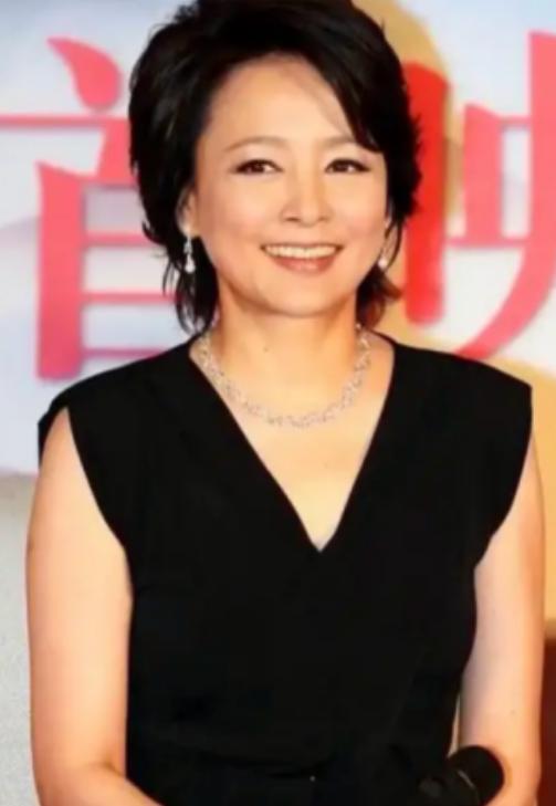 张瑜在采访里突然落泪，说这辈子最后悔的，就是错过了当年那个真心实意对她好的男人！