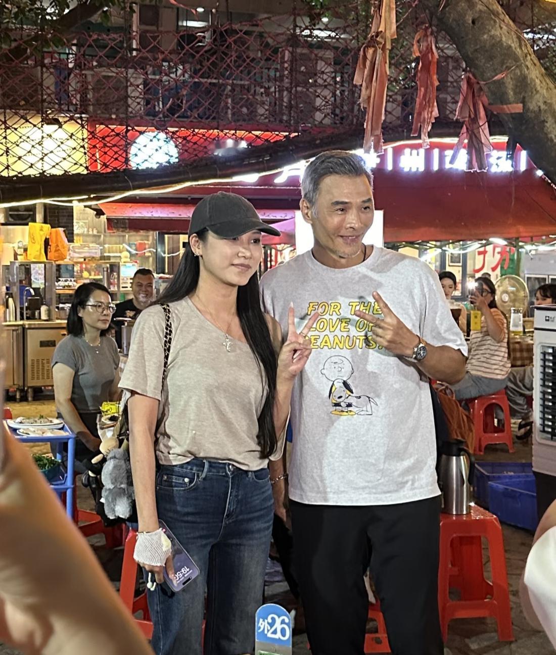 64岁港星林伟现身东莞吃大排档美食，他的穿衣打扮低调朴素，一头白发苍苍，虽然外表